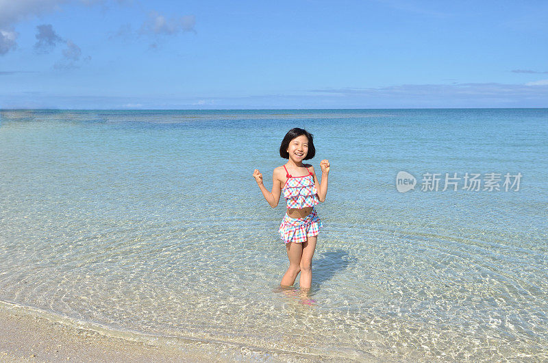 沙滩上的一个女孩