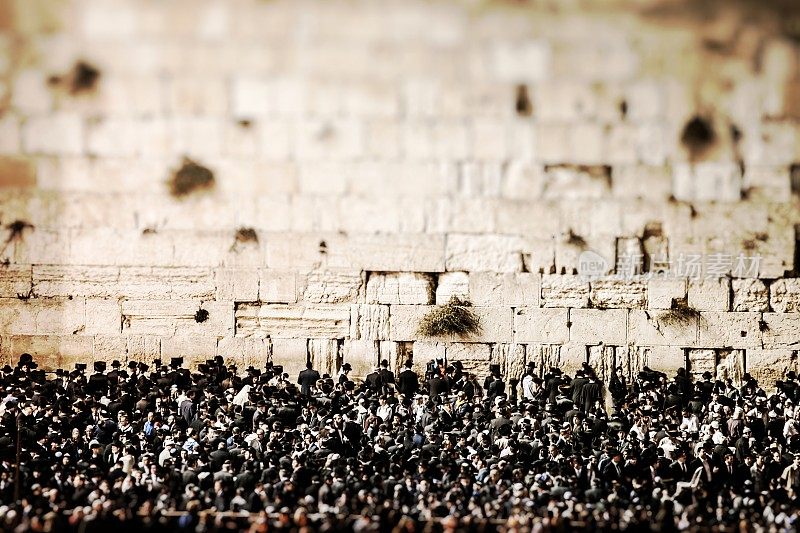 以色列耶路撒冷西墙的祈祷者。
