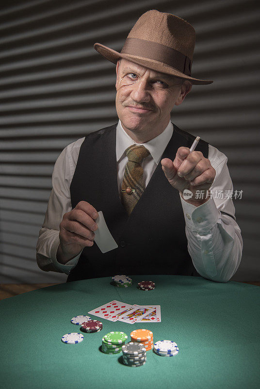 20世纪40年代，一名成熟男子在赌场玩纸牌游戏