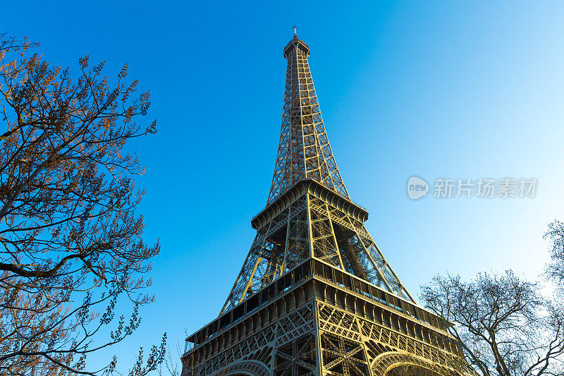 法国巴黎冬天的埃菲尔铁塔