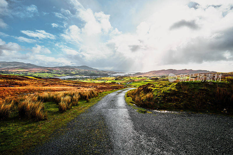 多尼戈尔郡的爱尔兰风景，蔚蓝的天空和明媚的阳光