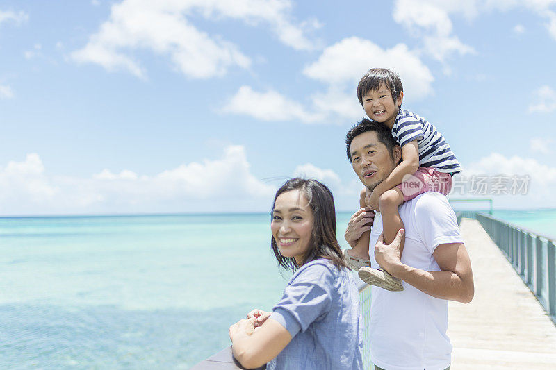 日本家庭望着大海