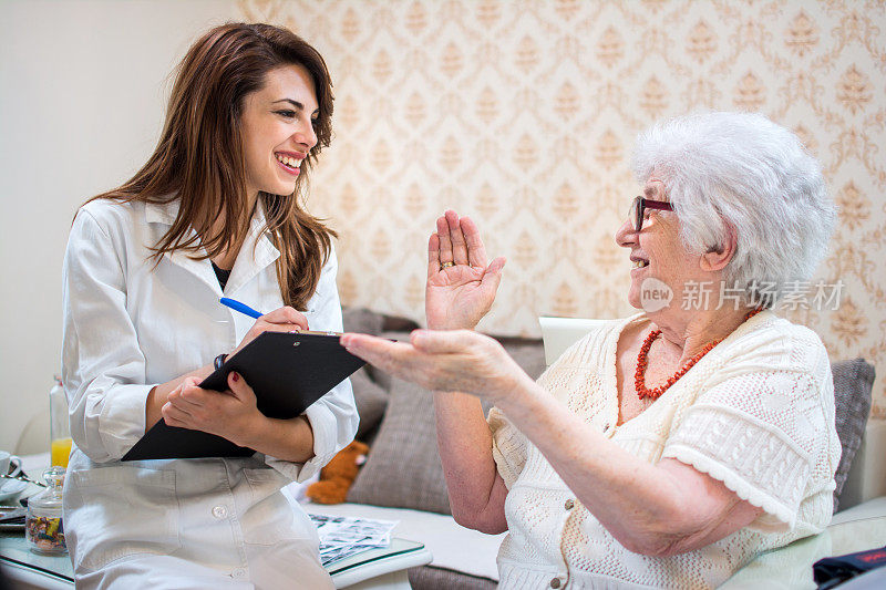 老年妇女由其保健工作者在家探视。