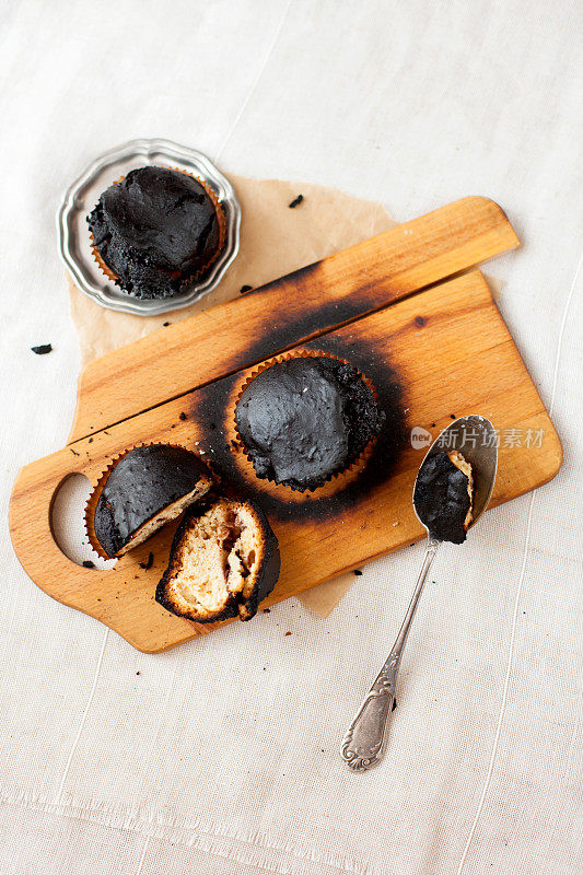 烤焦的松饼——黑色的纸杯蛋糕，烘焙失败，厨房里的灾难，被木炭烧焦