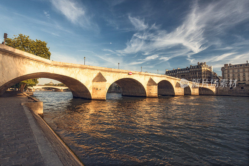 法国巴黎塞纳河上的大桥，白天从码头上俯瞰