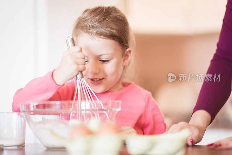 妈妈和女儿一起做饼干