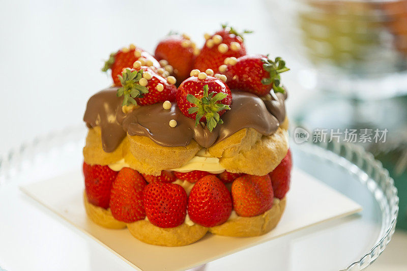 草莓蛋糕和巧克力奶油。