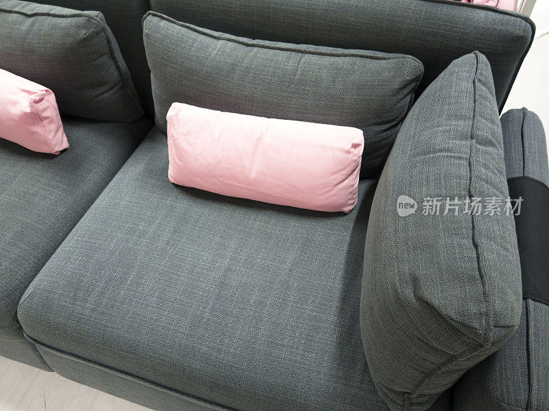 休闲沙发上的装饰性枕头