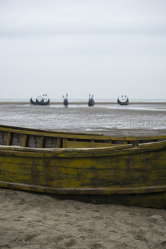 孟加拉国考克斯巴扎尔附近海滩上的传统渔船