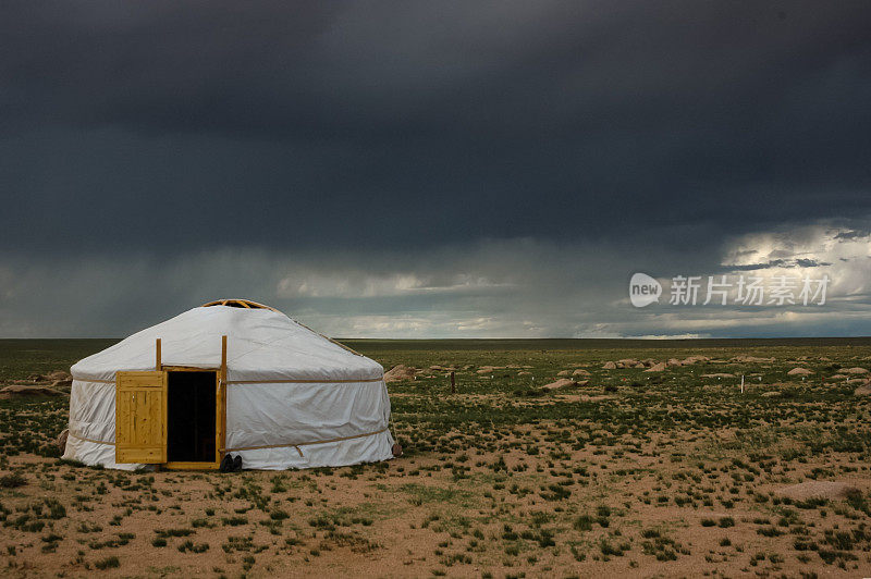 蒙古山水中有游牧民族传统的蒙古包