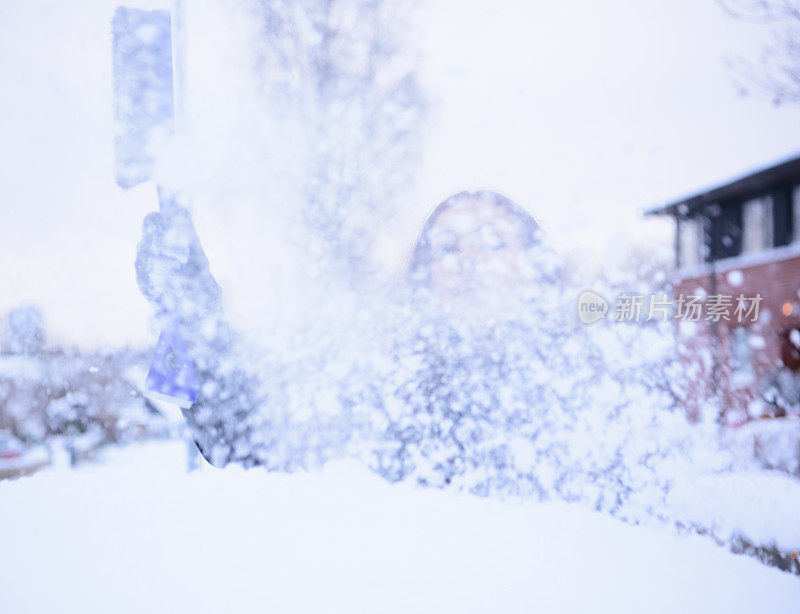 冬天即将来临。女人在冰冷的天气里，车被雪覆盖着。