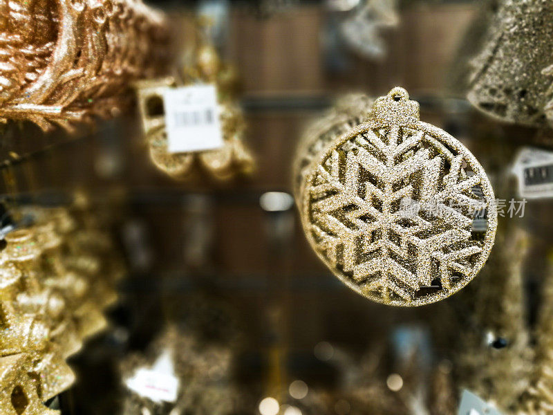 金色闪亮的圣诞树装饰物和装饰品展示