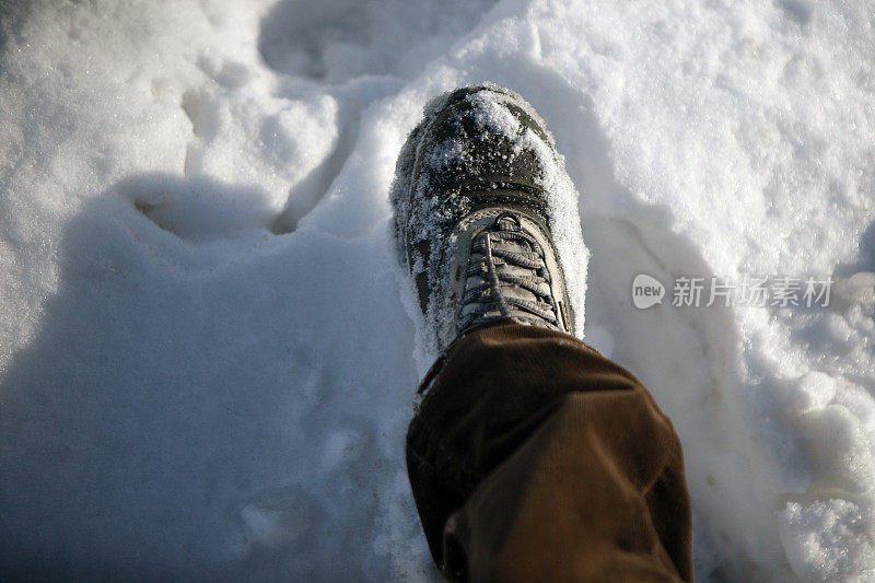 汽车轮胎上的积雪痕迹