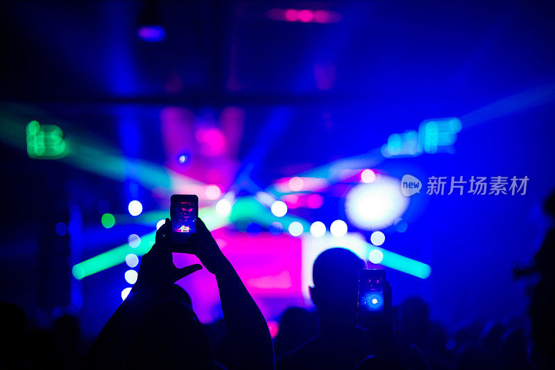 观众在音乐会期间用智能手机录像