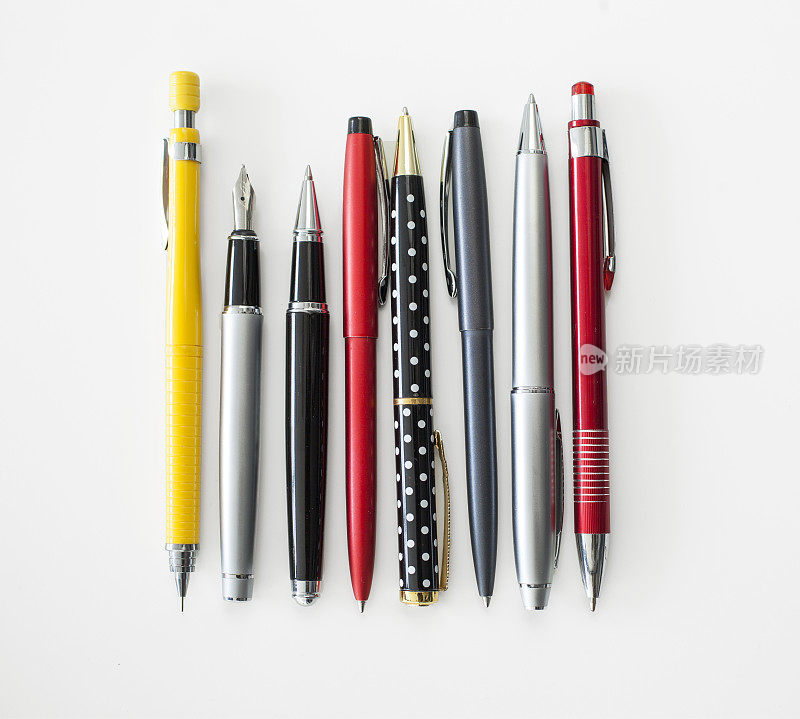 彩色的钢笔和铅笔在白色的背景