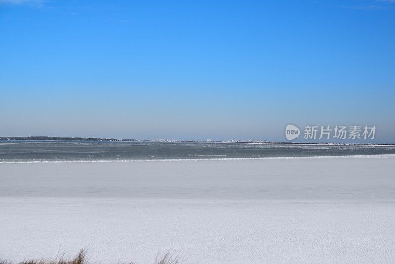 冰暴后的海洋城市天际线