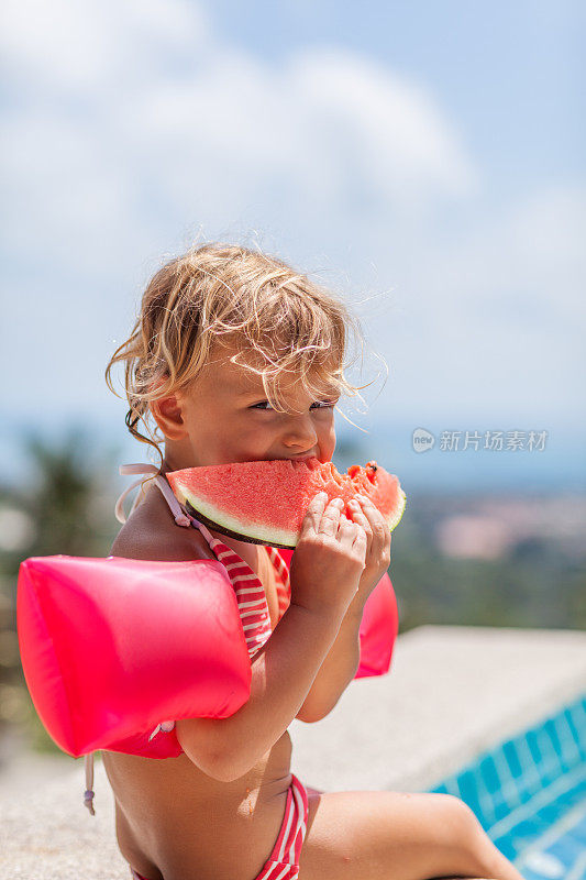 可爱的小女孩在夏天吃西瓜