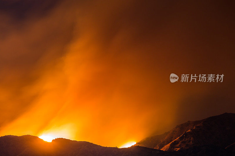 夜间长时间曝光照片的La金枪鱼野火在洛杉矶，CA