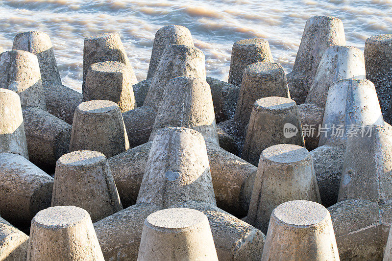 海堤:在海边建造的石墙。