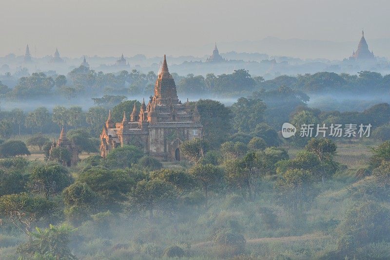 缅甸蒲甘晨雾中的寺庙和宝塔