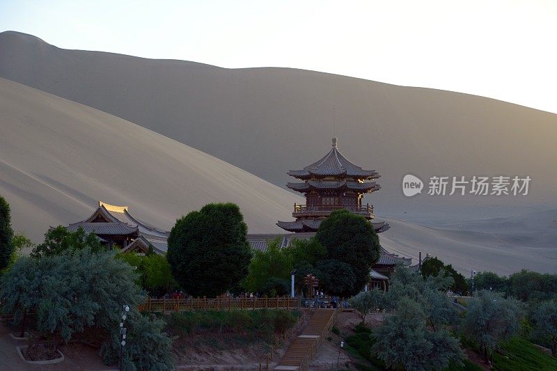 鸣沙山和月牙湖宝塔，敦煌，甘肃省，中国