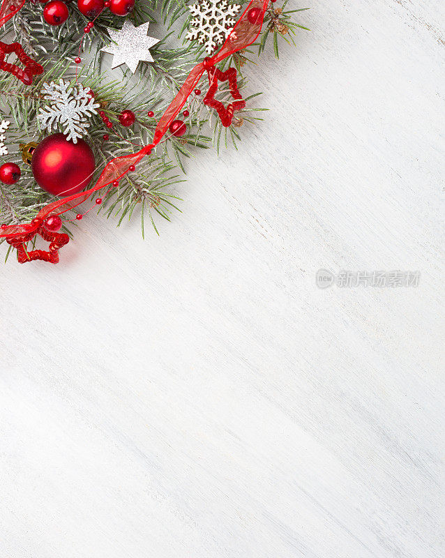 冷杉枝与圣诞装饰在旧木破旧的背景与复制空间的文字。