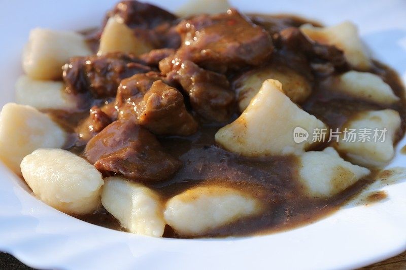 土豆汤圆配炖牛肉