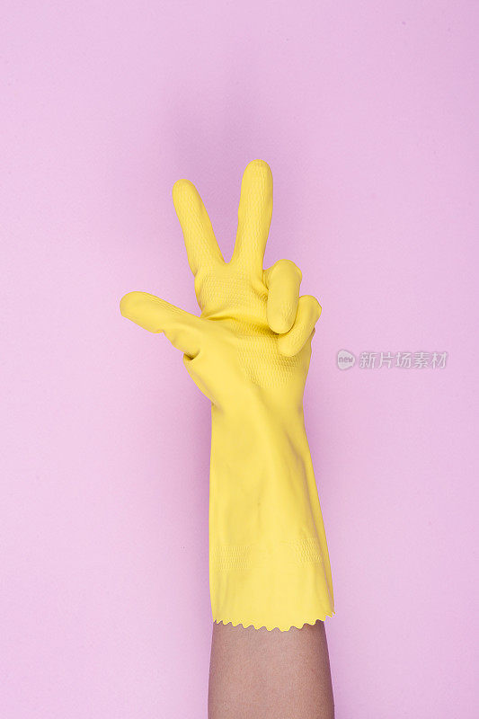 手上的黄色手套是三号。