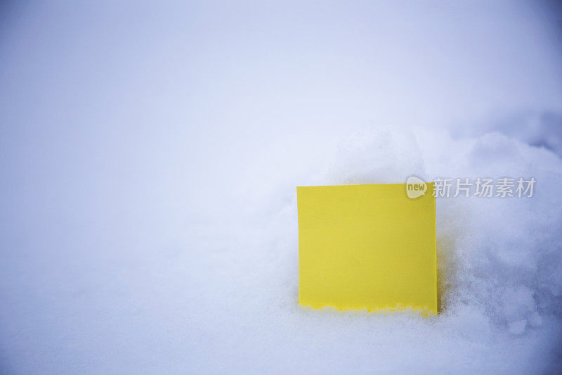 白雪背景上的空白纸