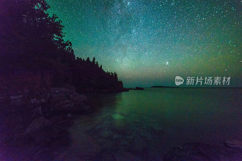 美丽明亮的星光夏夜夜空沿着尼亚加拉悬崖