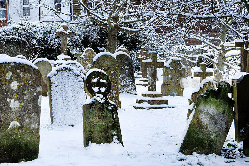 白雪覆盖了墓园的墓碑