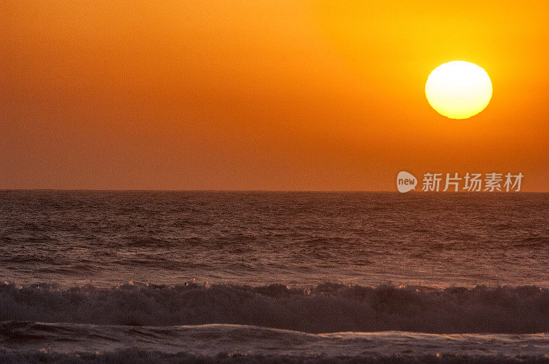 太阳落在太平洋海滩上