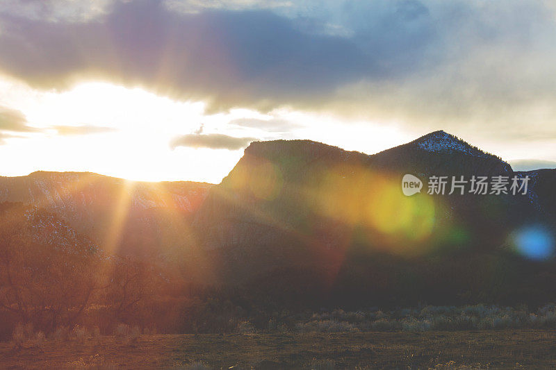 科罗拉多西部晚冬天空山脉和地平线上的云在日落