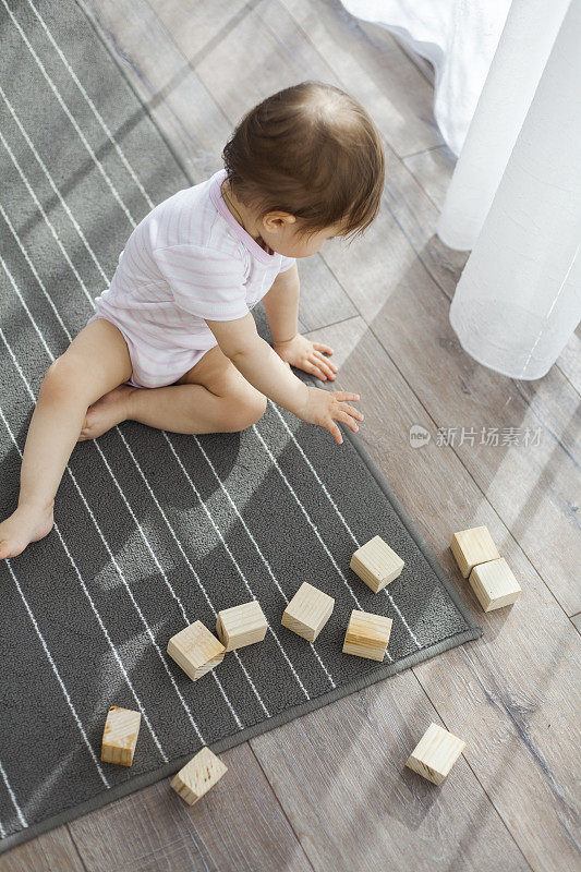 小女孩在玩积木