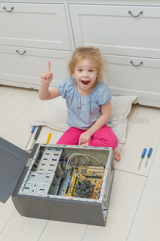 一个孩子，一个女孩在修理电脑系统