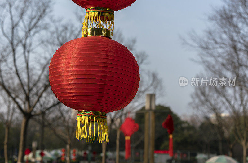 红灯笼挂在半空中