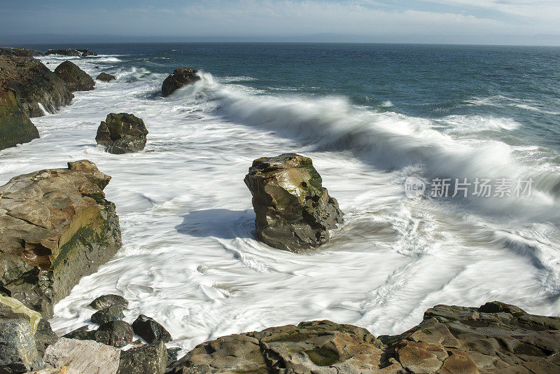 海浪冲击着海岸岩石