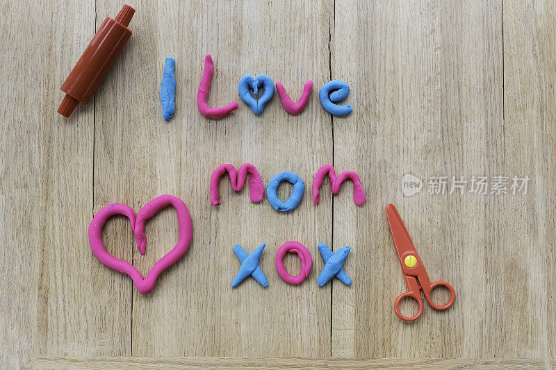 我爱妈妈的讯息和孩子们用橡皮泥做的心