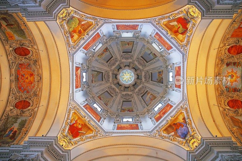 巴洛克式萨尔茨堡大教堂室内装饰华丽的屋顶圆顶，来自奥地利室内