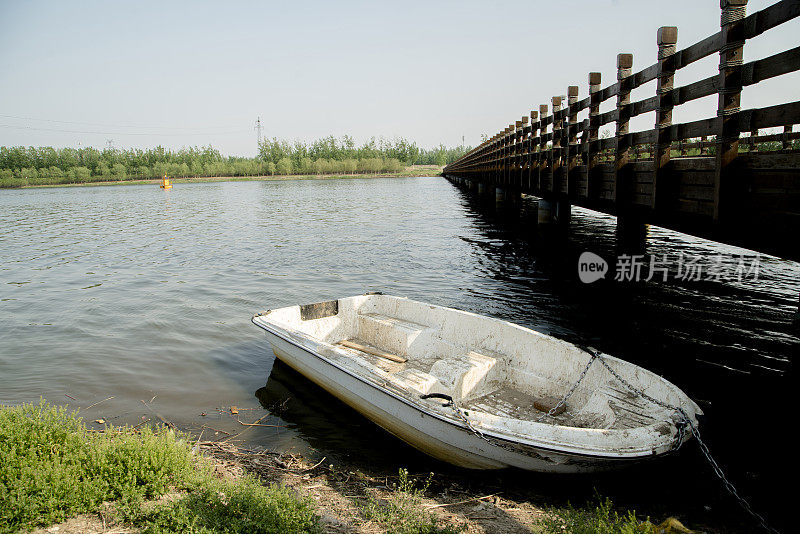 旧游艇，木桥和河流