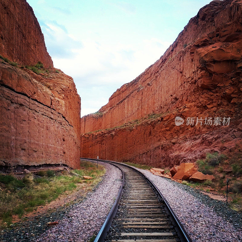 铁路轨道在摩押犹他峡谷景观