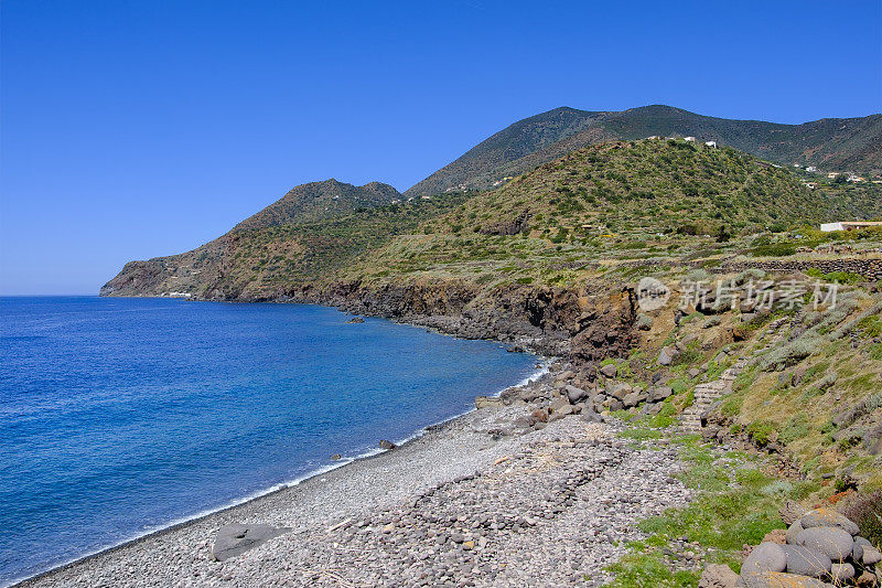 菲利库地的勒庞特海滩，埃奥利安群岛(意大利西西里岛)的一个岛屿。
