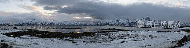 冬季，挪威北部Vesteralen岛上空的云层正在移动