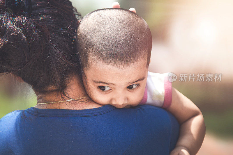 印度母亲抱着她的小女儿