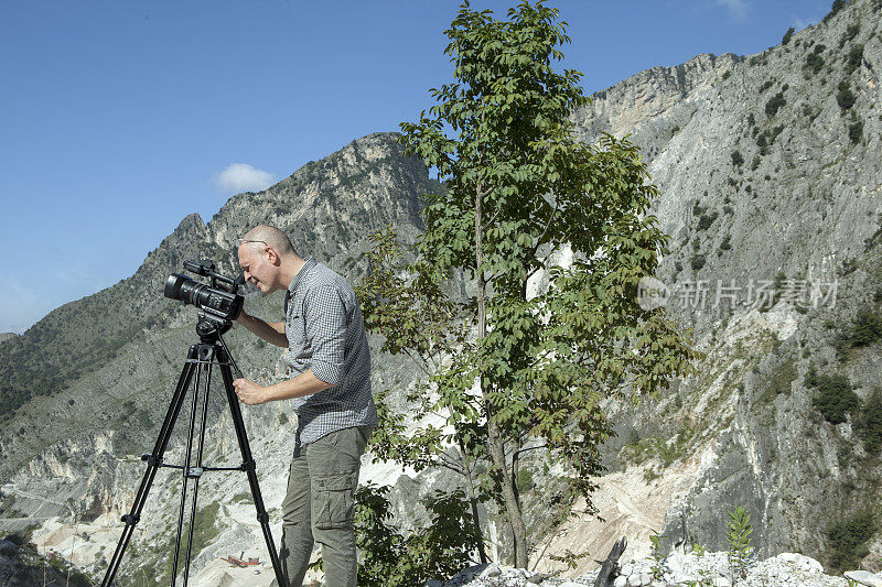 摄影师在意大利大理石采石场