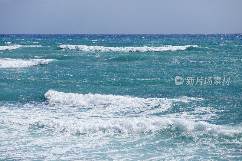 加勒比海滩上的海浪