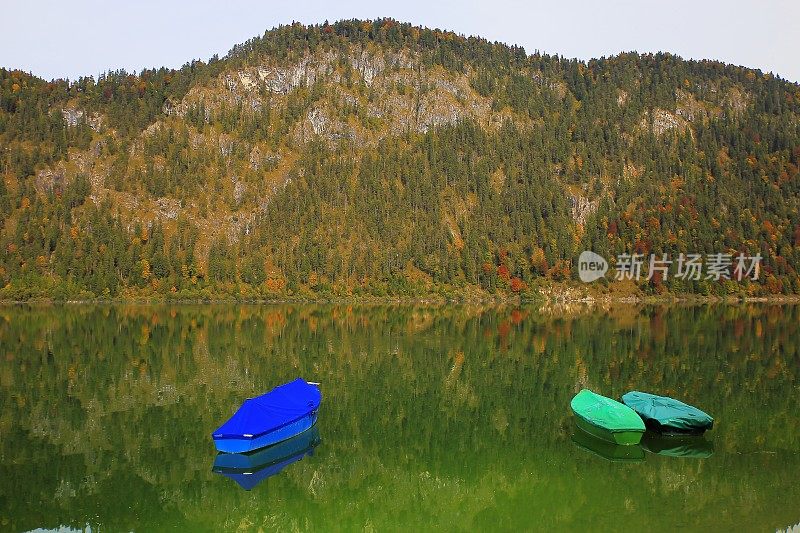 游艇上的Sylvensteinsee湖反射和高山景观在秋天-巴伐利亚阿尔卑斯