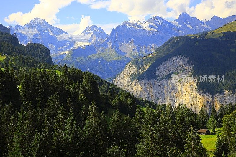 在Wengen和Lauterbrunnen山谷高角度视图，Fary的故事景观:田园诗般的高山山谷和草地，戏剧性的瑞士雪山，田园诗般的乡村，伯恩斯高地，瑞士阿尔卑斯山，瑞士