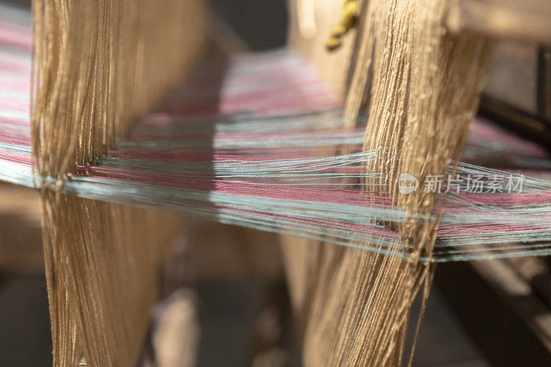 传统织布机上的彩色丝绸