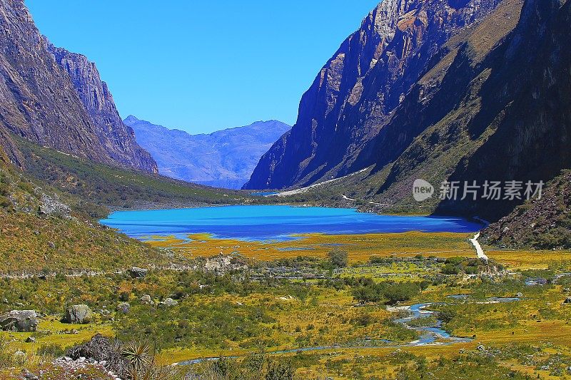 秘鲁安第斯山脉的布兰卡山脉的兰加努科湖